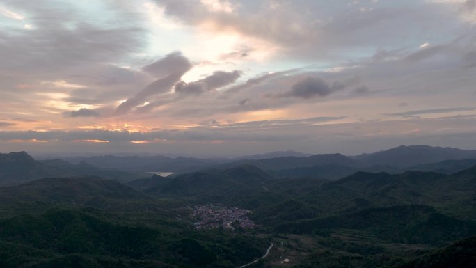 4K延时航拍大山里晨曦中的霞光和风云变幻