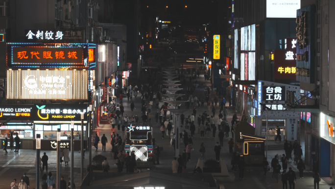 青岛台东步行街夜市摊位人流视频
