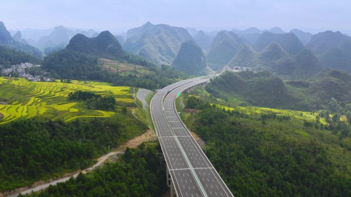 山区8车道高速公路