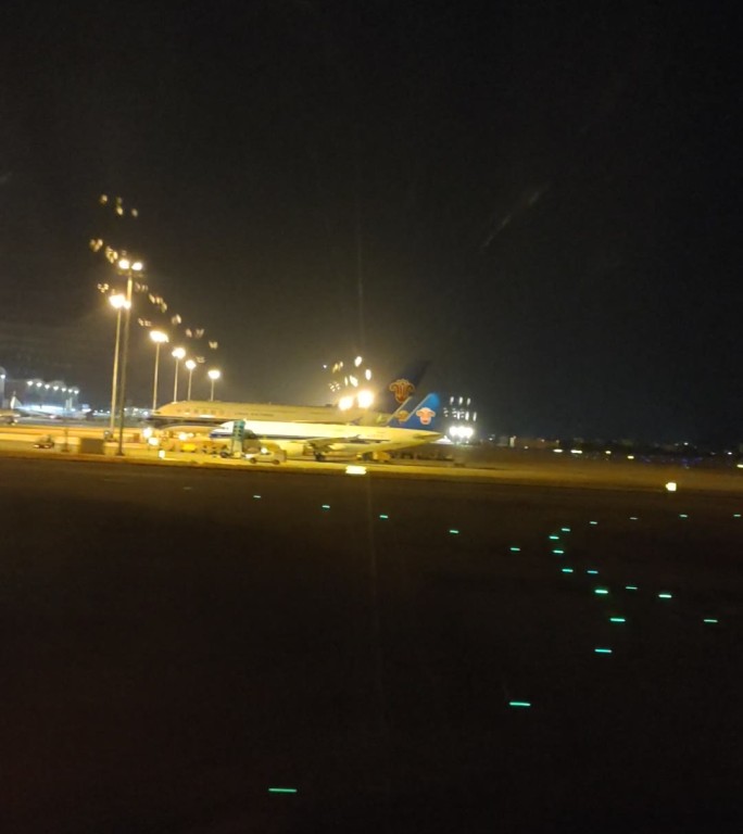 飞机起飞前绕机场滑行看到一排排飞机