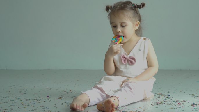 学龄前女孩吃棒棒糖，在家上学的概念