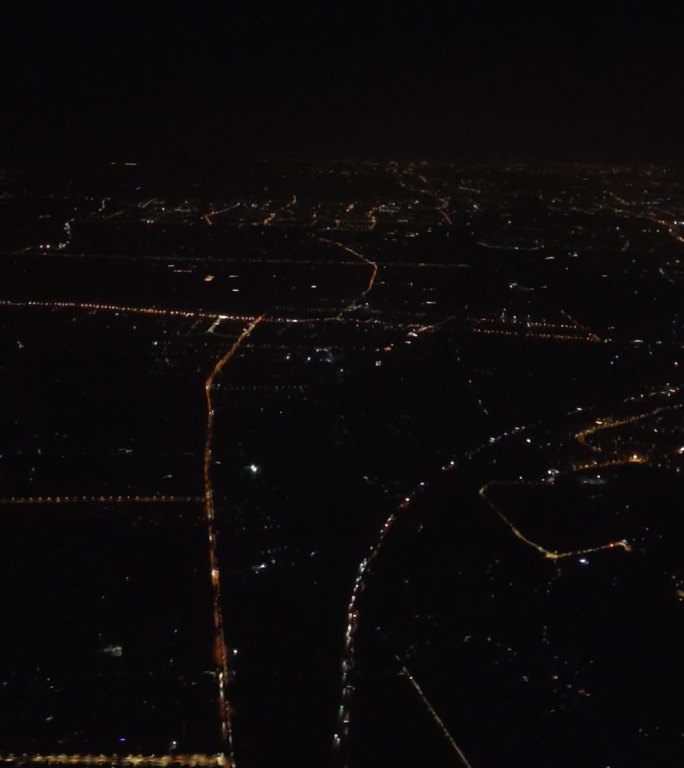 飞机上金光闪闪城市夜景