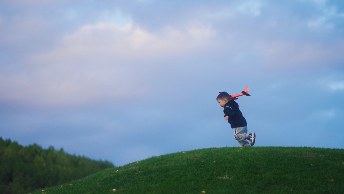 小孩奔跑儿童节家庭教育小孩草地拿飞机奔跑
