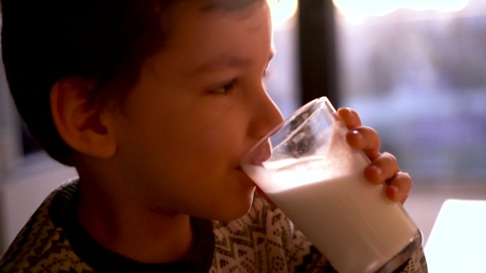 儿童饮用牛奶喝牛奶