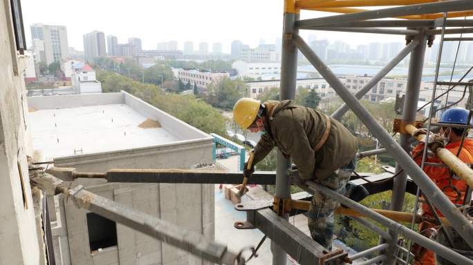 建筑工地拆除塔吊高空作业1