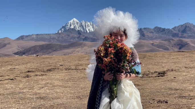 高原枯黄草原雪山拍美女写真婚纱近景