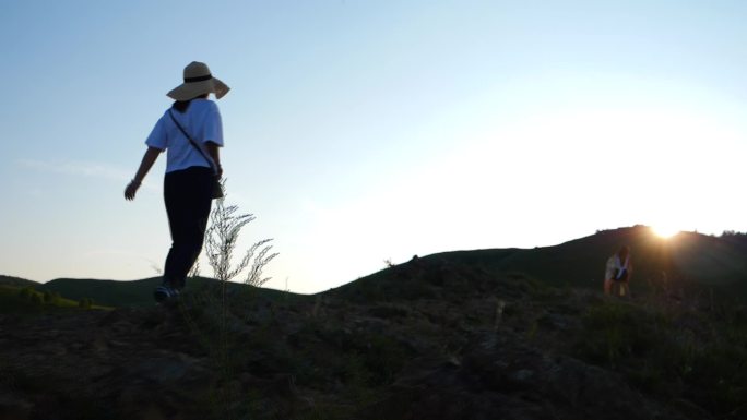 攀登山顶的女人