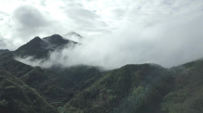 云雾缭绕的大山