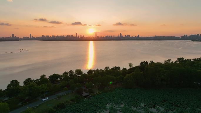 鸟瞰中国武汉市的湖泊和城市天际线