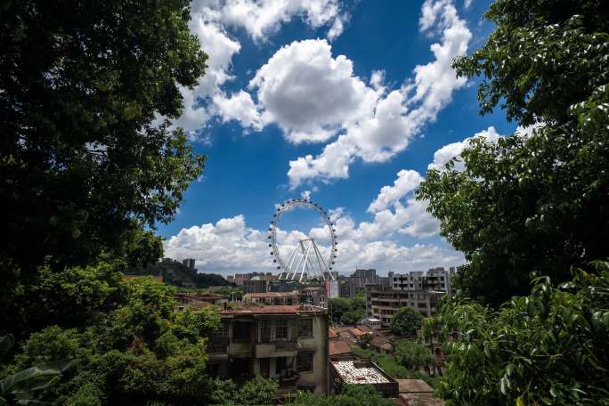 中山市丛林中的幻彩摩天轮晴天延时摄影