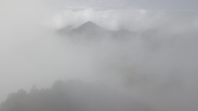 航拍穿越山谷云雾