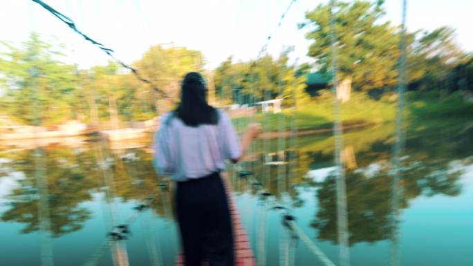 亚洲女孩早上走在湖上的长袍桥上，生活方式理念。