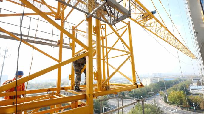 建筑工地拆除塔吊 高空作业 拆塔吊