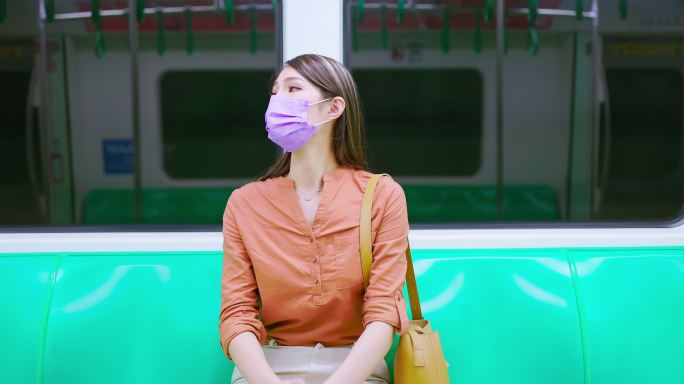 戴口罩的女士戴口罩坐地铁疫情防疫抗疫
