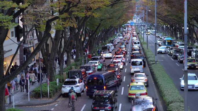 拥挤的人群在日本涩谷区的Omotesando大道上行走