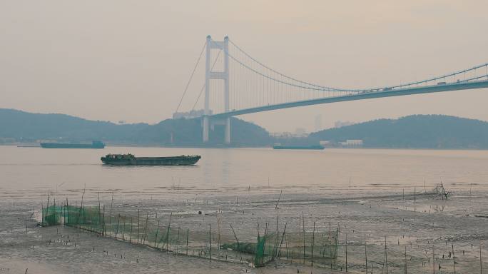 长江长江大桥船只经过