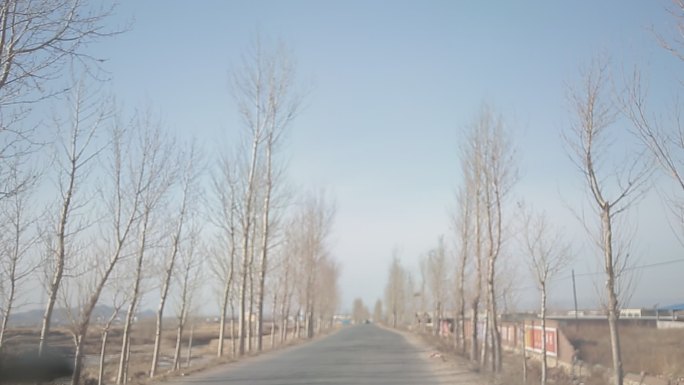 行驶冬季荒凉东北农村公路