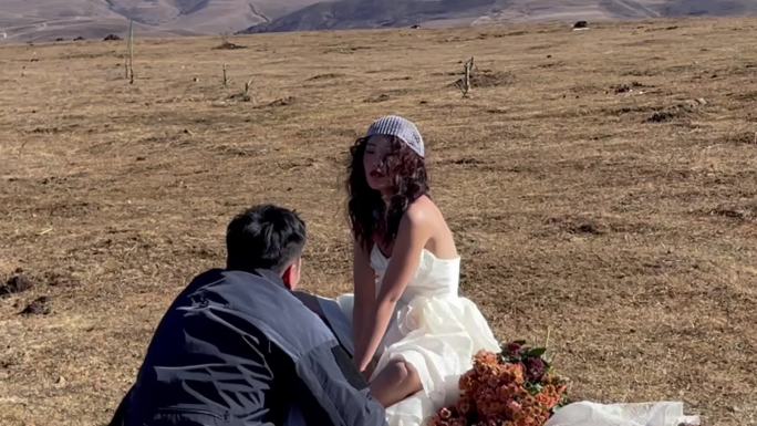 高原枯黄草原雪山摄影师拍美女写真婚纱全景