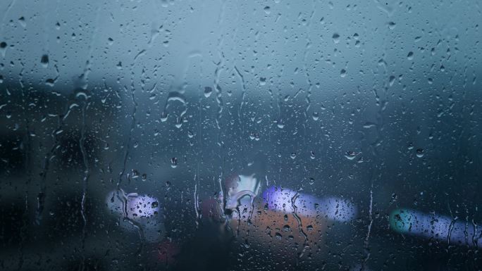 雨天玻璃窗车窗雨水雨滴