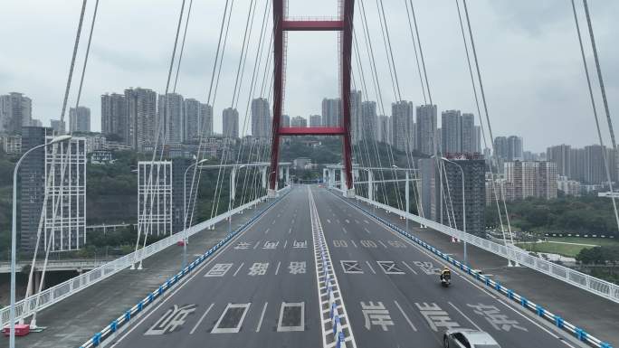封控下的静默城市重庆 菜园坝大桥