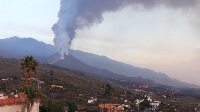 拉帕尔马山顶古老的火山概述，熔岩流摧毁了“天堂”，大量的灰烬冒出来。塔胡亚。 2021年10月18日