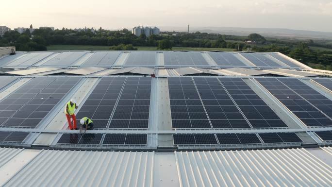 屋顶上太阳能板的安装过程。
