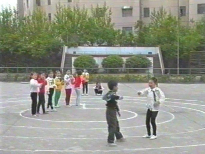 八九十年代学生操场户外活动游戏剪刀石头布
