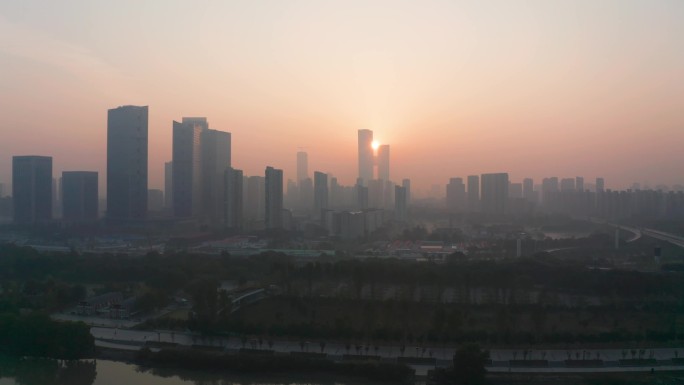 日出时跨过长江飞向南京金融城