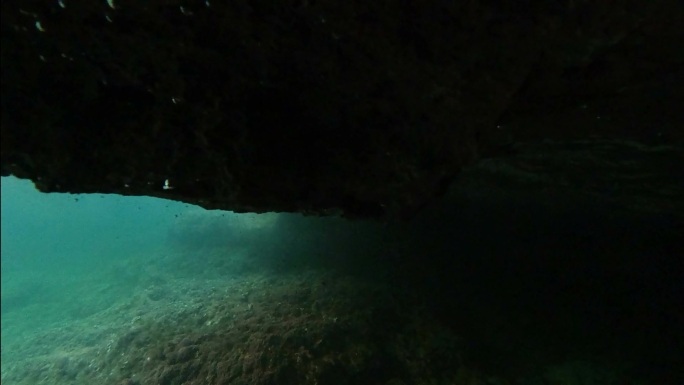 马略卡岛地中海海底洞穴的慢镜头