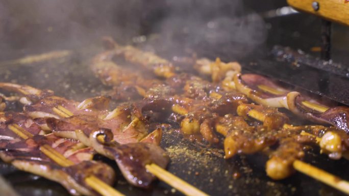 夜市小吃美食烤鱿鱼香肠