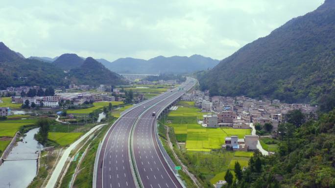 8车道高速公路经过村庄