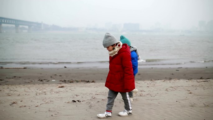 兄弟在河边散步防溺水