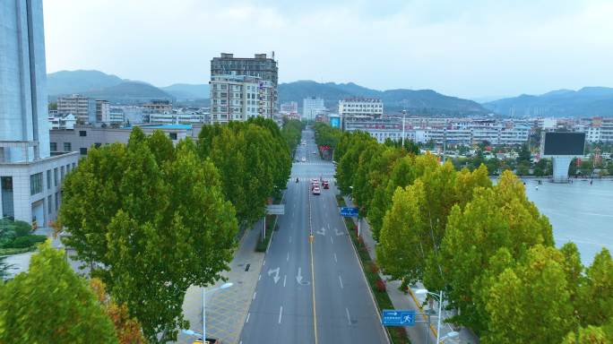 卢氏县城公路秋景航拍空镜1