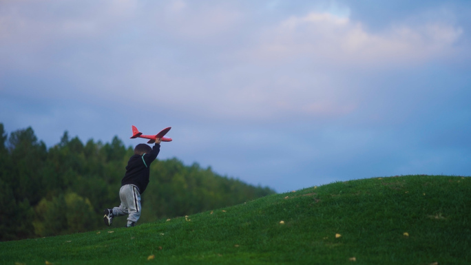 快乐童年儿童节小孩草地拿飞机奔跑小孩奔跑
