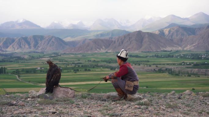 吉尔吉斯斯坦群山背景下的鹰猎人