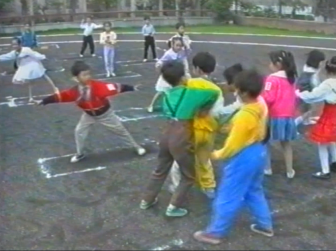 八九十年代儿童户外操场活动游戏