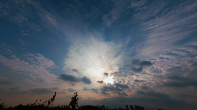 丁达尔效应的延时摄影天空云层