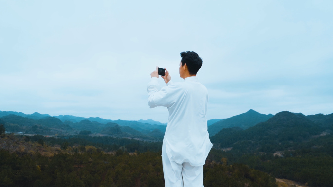 成功企业家山顶眺望拍照太极拳修身养性眺望