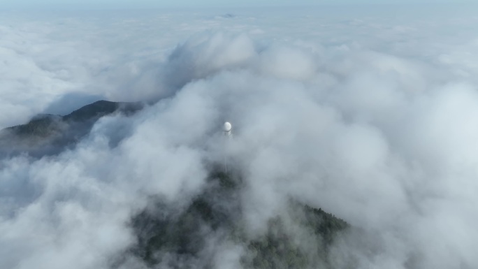 4K航拍云雾中的气象台
