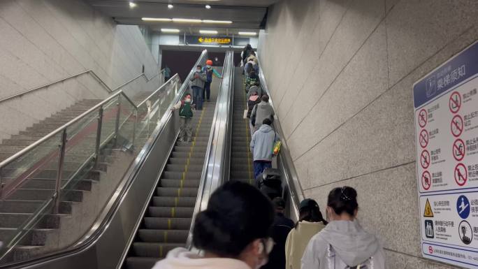 地铁 人流 扶梯 电梯 下班晚高峰 扶梯