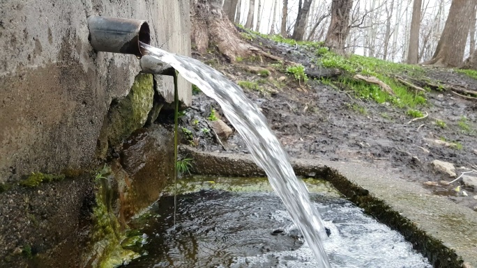 自然与喷泉流水水井泉水