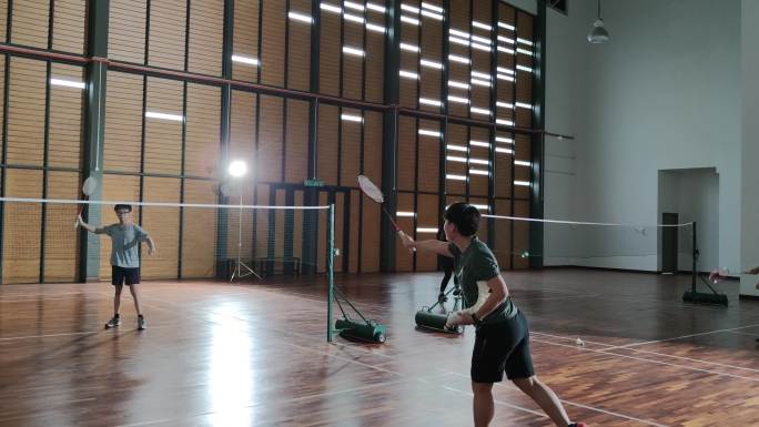 亚洲中国女子羽毛球教练在羽毛球场教学生