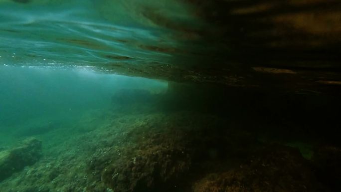 马略卡岛地中海海底洞穴的慢镜头