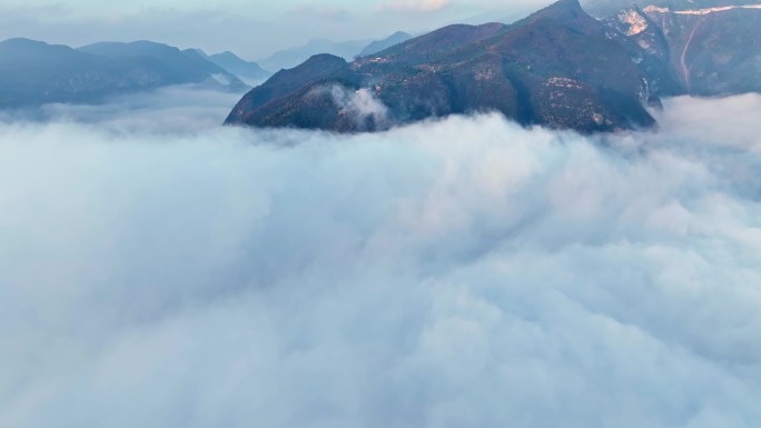 大气航拍三峡云海红叶奇观