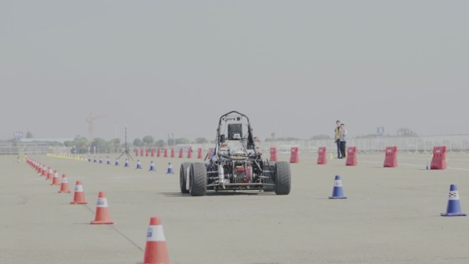 F1方程式赛车 无人驾驶  在跑道上行驶