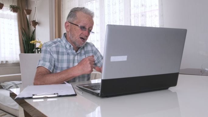 老年人使用笔记本电脑