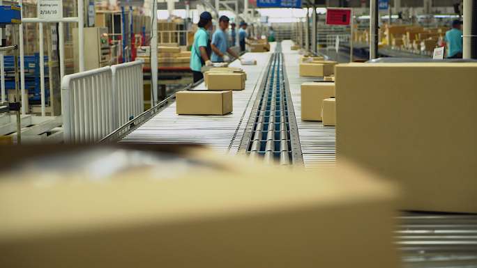 纸箱在行业中通过传送带传送，适用于在线购物或自动化等减少人工劳动的工作。并被机器取代