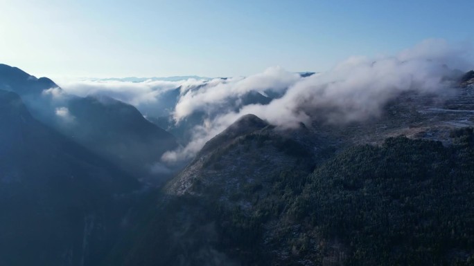 雾气弥漫的山峦被太阳照射