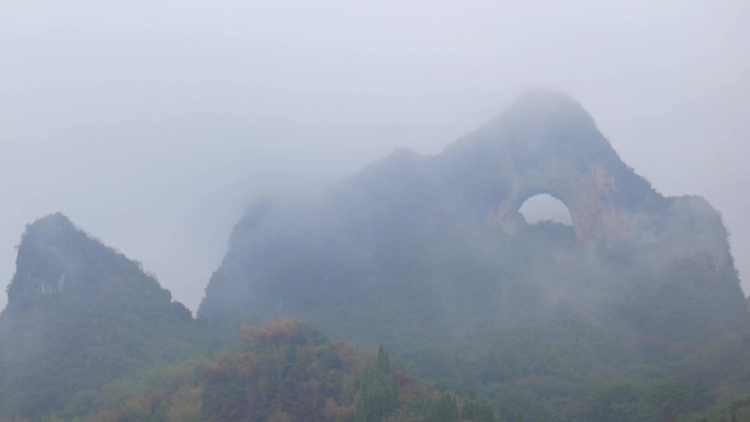 月亮山雾起