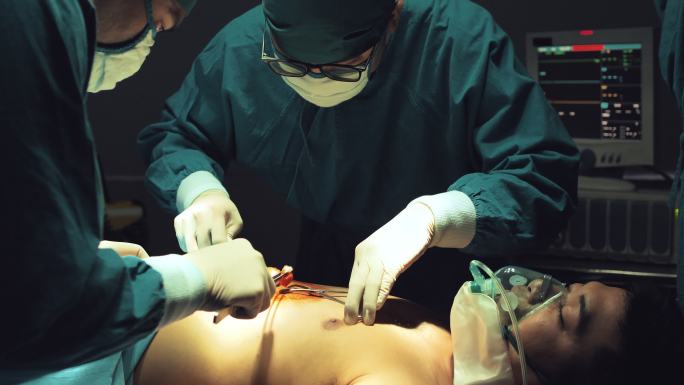 医疗队专家目前在医院的手术室进行手术。